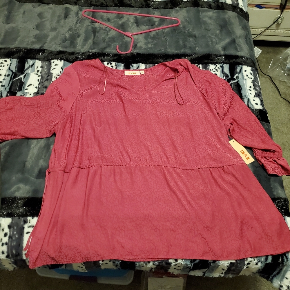 EVRI pink top. Tried on but didn't like the way it looked due to weight gain